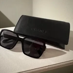CHANEL Black Sunglasses Classic Wayfarer Design Chanel Vintage Black Sunglasses - VeryVintage – Very Vintage main image 4